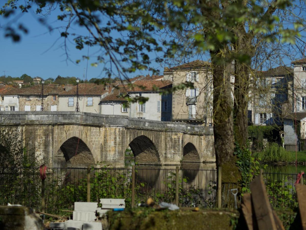 Pont Vieux Chambres Et Gites Confolens Exterior foto